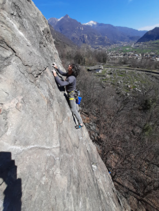 Rombi di Donnas, Valle d’Aosta, Mario Ogliengo - Gianpaolo Ducly su 'Butch Coolidge' (6b+) ai Rombi di Donnas in Valle d’Aosta