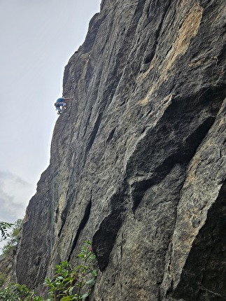 Rombi di Donnas, Valle d’Aosta, Mario Ogliengo - Alessandro Bellini su 'Ezechiele 25-17' ai Rombi di Donnas in Valle d’Aosta