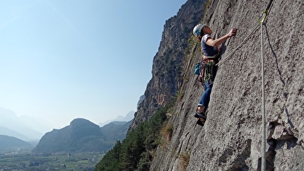 Valle del Sarca, Coste dell'Anglone, Cà del Liscio, Jacopo Biserni, Mattia Martinelli - Sonia Cipriani durante una ripetizione di 'C’era una volta in Romagna' sulla parete Cà del Liscio, Coste dell'Anglone, Valle del Sarca (Jacopo Biserni, Mattia Martinelli 2024/2025)