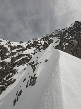 Cima Serodoli, Parco Naturale Adamello Brenta, Claudio Lanzafame - Uno dei passi chiave della discesa del versante ovest della Cima Serodoli, Parco Naturale Adamello Brenta, sciato il 09/04/2025 da Claudio Lanzafame