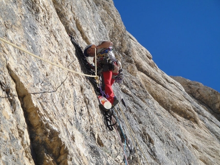 Gran Sasso, Corno Grande, vetta Occidentale, parete est - Rifornimento d'acqua su Compagni dai campi e dalle officine, Gran Sasso, Corno Grande, vetta Occidentale