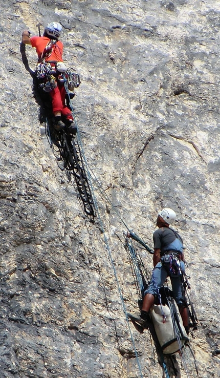 Gran Sasso, Corno Grande, vetta Occidentale, parete est - Su Compagni dai campi e dalle officine, Gran Sasso, Corno Grande, vetta Occidentale