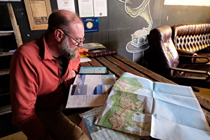 Islanda in sci - Islanda: preso dallo sconforto per un meteo sempre avverso, Maurizio Lasta studia possibili itinerari sulle montagne intorno al The Freezer Hostel