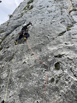 Torre delle Pociace, Monzoni, Dolomiti, Daniele Bolognani, Davide Dallago - In apertura sul primo tiro di 'Sól' alla Torre delle Pociace, Dolomiti (Daniele Bolognani, Davide Dallago 09/2024)