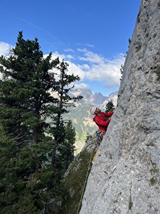 Torre delle Pociace, Monzoni, Dolomiti, Daniele Bolognani, Davide Dallago - Vista sul Catinaccio dalla via 'Sól' alla Torre delle Pociace, Dolomiti (Daniele Bolognani, Davide Dallago 09/2024)
