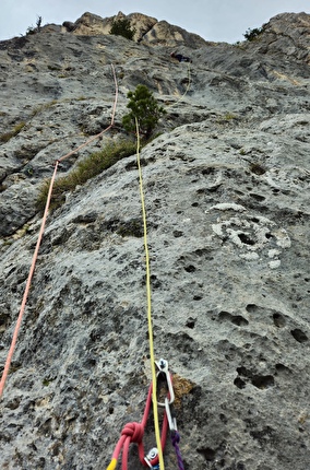 Torre delle Pociace, Monzoni, Dolomiti, Daniele Bolognani, Davide Dallago  - L'apertura del secondo tiro di 'Sól' alla Torre delle Pociace, Dolomiti (Daniele Bolognani, Davide Dallago 09/2024)