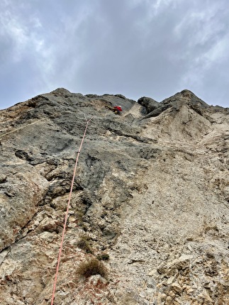 Torre delle Pociace, Monzoni, Dolomiti, Daniele Bolognani, Davide Dallago  - L'apertura del quarto tiro di 'Sól' alla Torre delle Pociace, Dolomiti (Daniele Bolognani, Davide Dallago 09/2024)