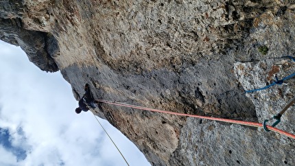 Torre delle Pociace, Monzoni, Dolomiti, Daniele Bolognani, Davide Dallago  - L'apertura del quarto tiro di 'Sól' alla Torre delle Pociace, Dolomiti (Daniele Bolognani, Davide Dallago 09/2024)