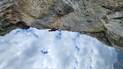 Torre delle Pociace, Monzoni, Dolomiti, Daniele Bolognani, Davide Dallago  - L'apertura del quarto tiro di 'Sól' alla Torre delle Pociace, Dolomiti (Daniele Bolognani, Davide Dallago 09/2024)