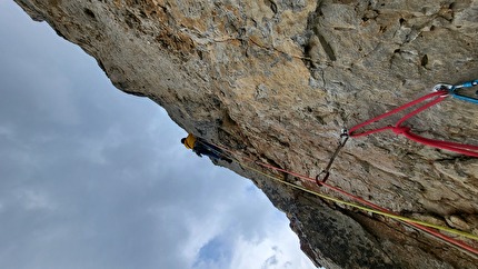 Torre delle Pociace, Monzoni, Dolomiti, Daniele Bolognani, Davide Dallago  - L'apertura del quarto tiro di 'Sól' alla Torre delle Pociace, Dolomiti (Daniele Bolognani, Davide Dallago 09/2024)
