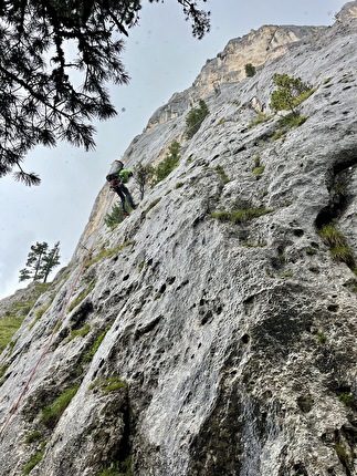 Torre delle Pociace, Monzoni, Dolomiti, Daniele Bolognani, Davide Dallago  - L'apertura del quarto tiro di 'Sól' alla Torre delle Pociace, Dolomiti (Daniele Bolognani, Davide Dallago 09/2024)