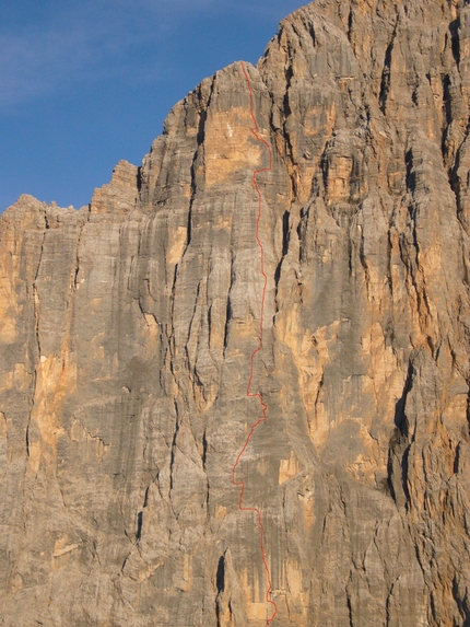 Colonne d'Ercole, Civetta - Il tracciato della via Colonne d'Ercole  (1200m, max IX, obbl. VIII+) , Punta Tissi, Civetta, Dolomiti, aperta tra il 2009 e 2012 da Alessandro Baù, Alessandro Beber e Nicola Tondini. Prima libera integrale il 7 e 8 settembre 2012 da Baù, Beber e Tondini.