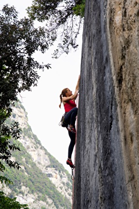 Angelika Rainer - Angelika Rainer ripete 'Pungitopo' (8c+) ad Arco, 05/2025