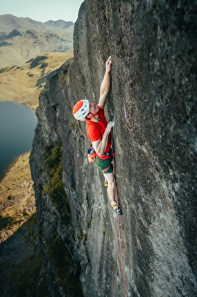 Adam Ondra makes historic first-ever flash of E11 trad route, 'Lexicon' in England