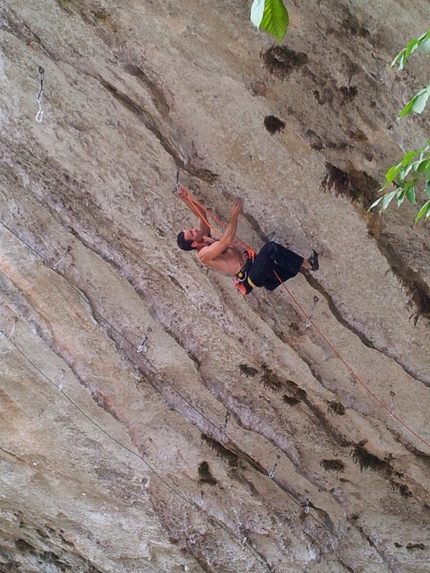Matteo Gambaro climbs Abysse 9a at the Gorges du Loup