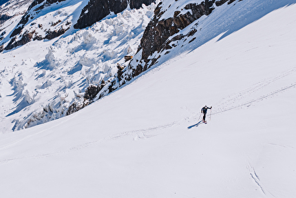 Benjamin Védrines - Benjamin Védrines setting the Fastest Known Time on Mont Blanc on skis: 4 hours, 54 minutes, and 41 seconds from the church in Chamonix to the 4807m summit and back again