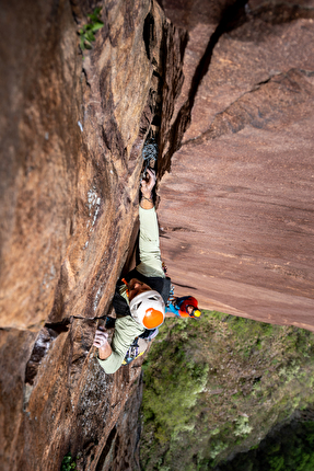 Parete di Vadena, Monticolo, Bolzano, Val d'Adige, Luca de Giorgi, Michele Caminati - Luca de Giorgi sul quinto tiro della via 'Clean Corner' alla Parete di Vadena alle porte di Bolzano in Val d'Adige