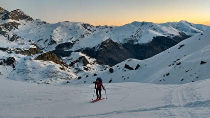Monviso, Anselmo Giolitti, Michele Tomatis - In avvicinamento verso il colle di Viso, prima dell'apertura di 'Crumbling Empire' sul Monviso (Anselmo Giolitti, Michele Tomatis 25/04/2025)