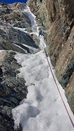 Monviso, Anselmo Giolitti, Michele Tomatis - Sul primo tiro chiave di 'Crumbling Empire' sul Monviso (Anselmo Giolitti, Michele Tomatis 25/04/2025)