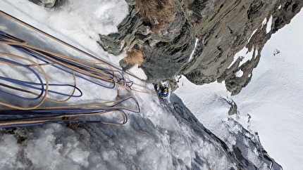 Monviso, Anselmo Giolitti, Michele Tomatis - Vista dall’alto del primo tiro di 'Crumbling Empire' sul Monviso (Anselmo Giolitti, Michele Tomatis 25/04/2025)