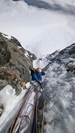 Monviso, Anselmo Giolitti, Michele Tomatis - Vista dall’alto del primo tiro di 'Crumbling Empire' sul Monviso (Anselmo Giolitti, Michele Tomatis 25/04/2025)