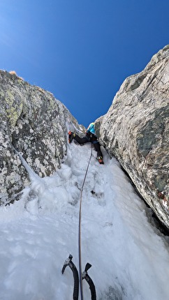 Monviso, Anselmo Giolitti, Michele Tomatis - La partenza del secondo tiro di 'Crumbling Empire' sul Monviso (Anselmo Giolitti, Michele Tomatis 25/04/2025)
