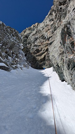 Monviso, Anselmo Giolitti, Michele Tomatis - Il nevaio del secondo tiro di 'Crumbling Empire' sul Monviso, con vista sul terzo e seguenti (Anselmo Giolitti, Michele Tomatis 25/04/2025)