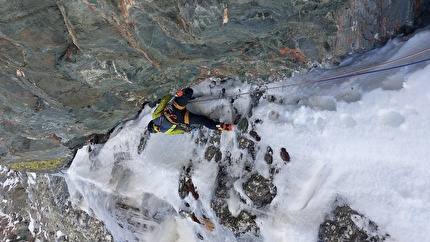 Monviso, Anselmo Giolitti, Michele Tomatis - La partenza del terzo tiro di 'Crumbling Empire' sul Monviso (Anselmo Giolitti, Michele Tomatis 25/04/2025)