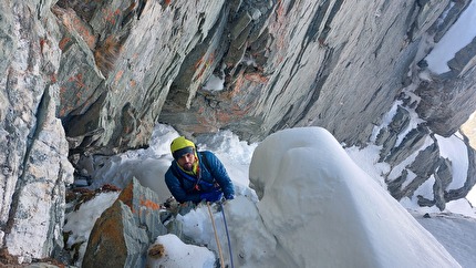 Monviso, Anselmo Giolitti, Michele Tomatis - Appena sotto la S4, vicino al fungo di neve, durante l'apertura di 'Crumbling Empire' sul Monviso (Anselmo Giolitti, Michele Tomatis 25/04/2025)