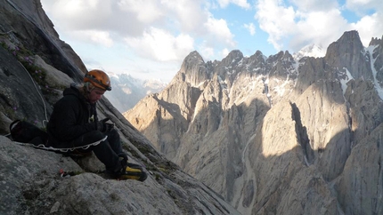 Out of reality, Great Trango Tower - Tentativo di Dodo Kopold e Michal Sabovcik. Il primo bivacco.