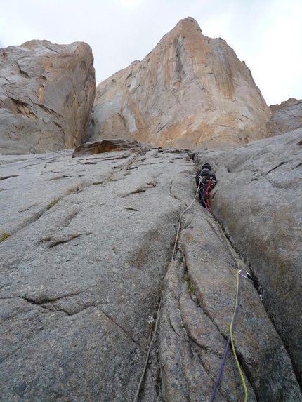 Out of reality, Great Trango Tower - Tentativo di Dodo Kopold e Michal Sabovcik. Arrampicare nella pioggia.