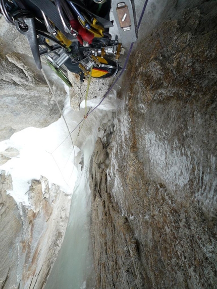 Out of reality, Great Trango Tower - Tentativo di Dodo Kopold e Michal Sabovcik. Il tiro di M7 a circa 5200m.