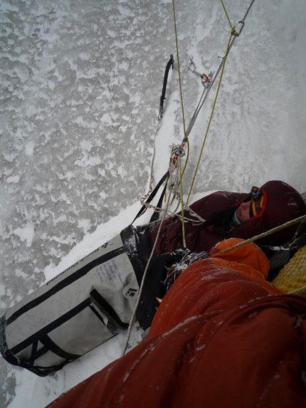 Out of reality, Great Trango Tower - Tentativo di Dodo Kopold e Michal Sabovcik. Il bivacco 