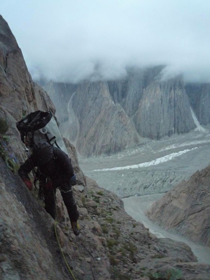 Out of reality, Great Trango Tower - Tentativo di Dodo Kopold e Michal Sabovcik. Il rientro a campo base