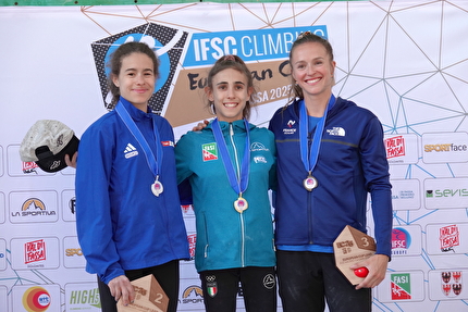 Coppa Europa Val di Fassa - 2. Zoe Peetermans 1. Laura Rogora 3. Julia Chanourdie, podio femminile della Coppa Europa in Val di Fassa