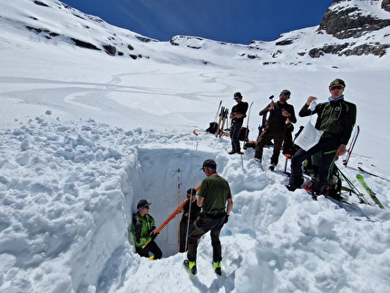 Ghiacciaio del Grand Etret, Valsavarenche, Parco Nazionale Gran Paradiso - Pesatura della neve del Ghiacciaio del Grand Etret in Valsavarenche (Parco Nazionale Gran Paradiso) il 27/05/2025