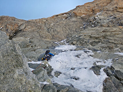 Dente del Gigante, Emanuele Andreozzi, Santiago Padros - Dente del Gigante: Santiago Padros climbing pitch 1