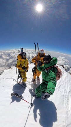 Nanga Parbat per David Göttler, Tiphaine Duperier e Boris Langenstein, poi discesa in parapendio e sci