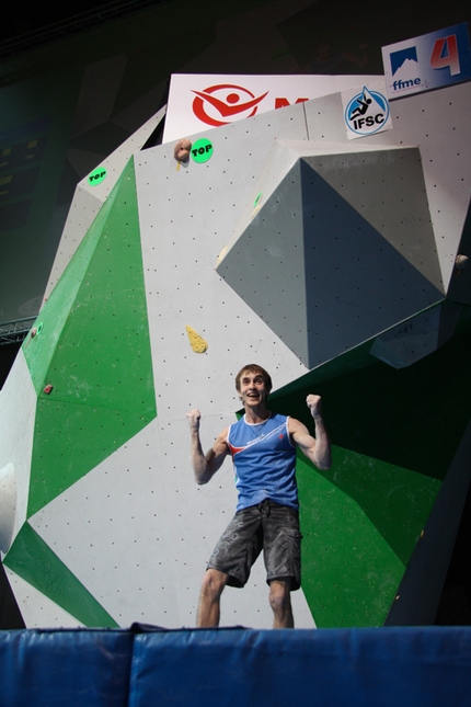 Campionati del Mondo di arrampicata sportiva Parigi 2012 - Dmitry Sharafudtinov incredulo dopo aver vinto il suo terzo titolo