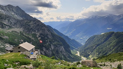 Riapre la Capanna Sciora in Val Bondasca. Tutto scorre, tutto è in movimento.