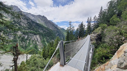 Capanna di Sciora, Val Bondasca - Il nuovo ponte sospeso che porta alla Capanna Sciora in Val Bondasca, estate 2025