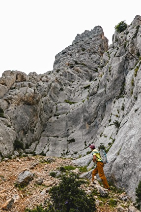 Punta Cusidore, Sardegna - Alberto De Giuli alla base della via 'L'ombra della mia mano' alla Punta Cusidore, Sardegna