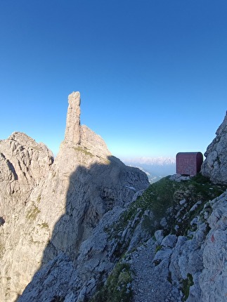 Gusela del Vescovà Schiara via ferrata Zacchi - Uscita diagonale della via ferrata Zacchi alla Schiara, con vista sulla Gusela del Vescovà, il Bivacco Ugo Dalla Bernardina e il Nason