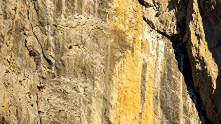 Velebitaški Paklenica Croazia - La classica via di più tiri 'Velebitaški' (6a+, 350m) su Anića Kuk a Paklenica (Croazia) illuminata il 15 giugno 2025 per celebrare il 75° anniversario del Club Alpino Velebit