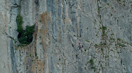 Velebitaški Paklenica Croazia - La classica via di più tiri 'Velebitaški' (6a+, 350m) su Anića Kuk a Paklenica (Croazia) illuminata il 15 giugno 2025 per celebrare il 75° anniversario del Club Alpino Velebit