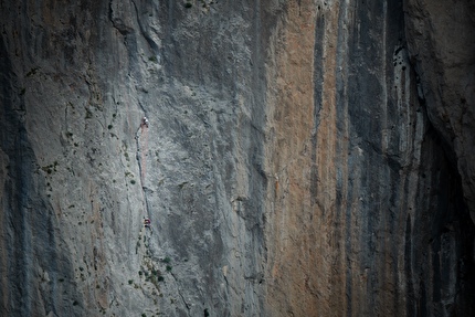 Velebitaški Paklenica Croazia - La classica via di più tiri 'Velebitaški' (6a+, 350m) su Anića Kuk a Paklenica (Croazia) illuminata il 15 giugno 2025 per celebrare il 75° anniversario del Club Alpino Velebit