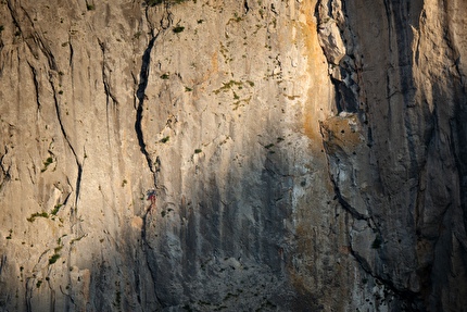 Velebitaški Paklenica Croazia - La classica via di più tiri 'Velebitaški' (6a+, 350m) su Anića Kuk a Paklenica (Croazia) illuminata il 15 giugno 2025 per celebrare il 75° anniversario del Club Alpino Velebit