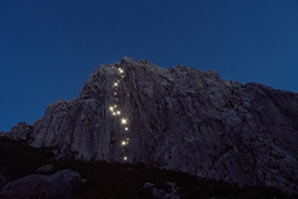 Velebitaški Paklenica Croazia - La classica via di più tiri 'Velebitaški' (6a+, 350m) su Anića Kuk a Paklenica (Croazia) illuminata il 15 giugno 2025 per celebrare il 75° anniversario del Club Alpino Velebit