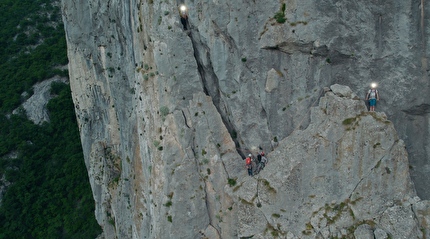 Velebitaški Paklenica Croazia - Preparativi per illuminare la classica via di più tiri 'Velebitaški' (6a+, 350m) su Anića Kuk a Paklenica (Croazia) illuminata il 15 giugno 2025