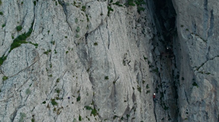 Velebitaški Paklenica Croazia - Preparativi per illuminare la classica via di più tiri 'Velebitaški' (6a+, 350m) su Anića Kuk a Paklenica (Croazia) illuminata il 15 giugno 2025